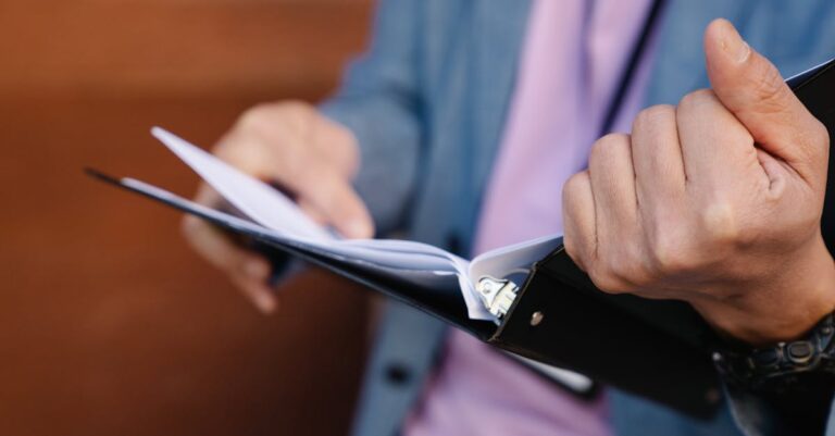 découvrez l'importance du suivi dans les relations professionnelles et personnelles. apprenez des stratégies efficaces pour maintenir le contact, renforcer les liens et garantir des résultats positifs grâce à des méthodes de follow-up adaptées.